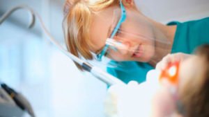 Higienista dental trabajando